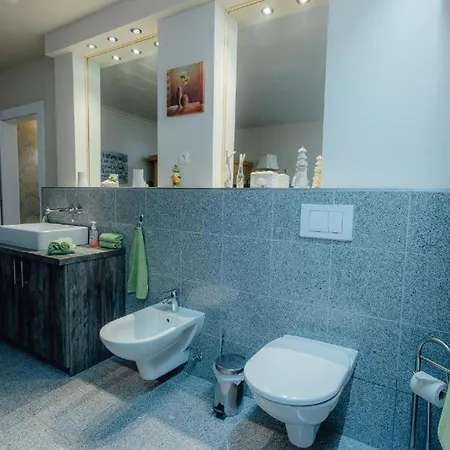 Monty By Monicare * 洛伊塔施